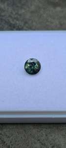 พลอยไพลินสีเขียวอมฟ้าทรงกลมเจียระไนแบบเหลี่ยมเพชร  ผ่านกระบวนการอบด้วยความร้อนตามธรรมชาติ พร้อมประกายรุ้ง - Product Image 3