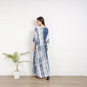 Vestido Kaftán Estampado Azul y Blanco para Mujer, Corte Holgado, Cuello en V, Maxi Kaftán, Traje de Playa, Ropa de Resort - Product Image 6