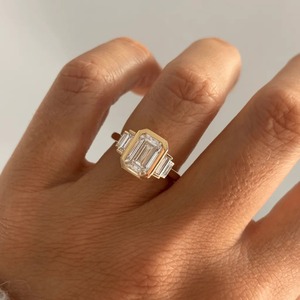 Anillo de Diamante Cultivado en Laboratorio con Corte Esmeralda de 2.30CT, Engastado en Bisel, con Piedras Laterales en Forma de Baguette, Oro Amarillo de 14K, Venta al Por Mayor - Product Image 2