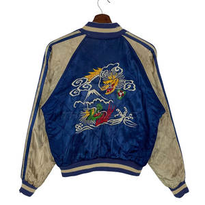 Veste Sukajan élégante brodée avec col montant, logo frontal, écologique et respirante, streetwear d'hiver, tissu satiné lisse - Product Image 2