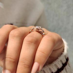 Anillo de Compromiso con Halo de Diamantes de Corte Radiante y Piedras Laterales Redondas de Diamante, Anillo de Novia de Oro Sólido Vintage, Inspirado en el Estilo Art Deco - Product Image 4