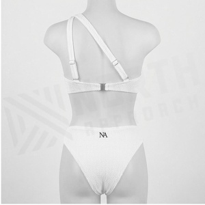 Ensemble de bikini asymétrique en tricot blanc, haut croisé à bretelles, bas de maillot de bain hipster, maillot de bain pour femmes - Product Image 2