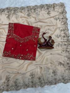 Ensemble de sari en soie blanche de luxe avec broderie Zari dorée et bordure festonnée, idéal pour les mariages indiens et pakistanais, tenue de soirée, style célébrité Bollywood - Product Image 6