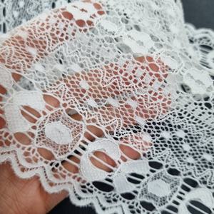 Tissu en dentelle extensible géométrique 17,5 cm en nylon et élasthanne à bord festonné pour lingerie, robes et confection de vêtements - Product Image 5