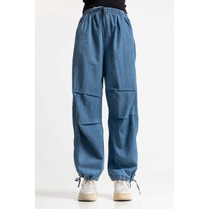 Una combinación perfecta de comodidad y durabilidad, estos jeans de mezclilla para mujer ofrecen un estilo atemporal con acabados de primera calidad. - Product Image 2