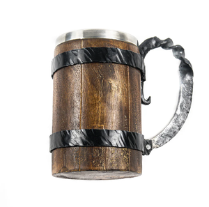 Taza de cuerno oscuro pulido grabada con un detallado motivo de león rampante sobre un barandilla de madera, disponible a precios de mayorista. - Product Image 4