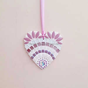 Décoration suspendue en mosaïque de verre Art Déco en forme de cœur TCE ETHEREAL BLUSH BLOSSOM - Product Image 4