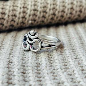 Bague Bohème Om en Laiton Plaqué Argent, Symbole Religieux Hindou, pour Homme, Certifiée par un tiers, Œil d'Argent, Vente en Gros - Product Image 3