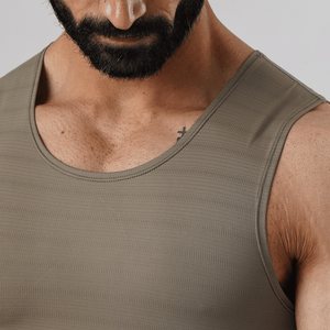 Camisetas sin mangas para hombre con costuras termoadhesivas, ligeras, para correr, de color liso, de poliéster, tipo stringer. - Product Image 5