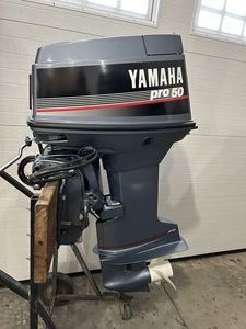 Moteur hors-bord d'occasion OEM 50 CV Pro 2 temps à arbre de 20 pouces avec équipement de montage, en promotion et prêt à être expédié - Product Image 2