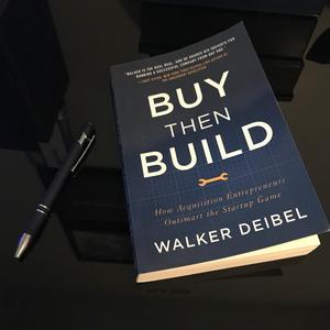Compre y construya: Libro de Walker Deibel en inglés, edición Peperback, sobre crecimiento empresarial, emprendedoría e inversión. - Product Image 1