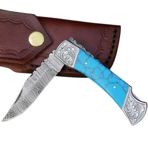 Couteau pliant artisanal en acier Damas gravé avec un manche en pierre turquoise, lame à pointe tombante et bord biseauté de 7,5 pouces, étui en cuir, EDC - Product Image 1