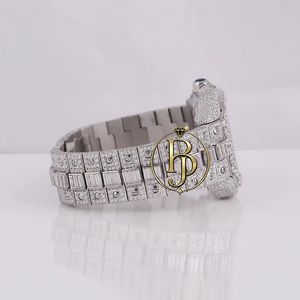 Montre de luxe carrée Briva avec cadran à chiffres romains, aiguilles bleues, couronne ornée de pierres précieuses, bracelet somptueux et étincelant, mouvement à quartz - Product Image 3