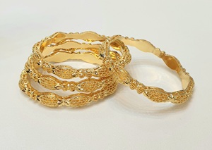 Juego de 4 Brazaletes de Alta Gama Chapados en Oro de 24 Quilates de Dubái para Mujer, Accesorio Popular y Económico de 2 GRM, Brazaletes Modernos - Product Image 3