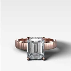 Bague de fiançailles en or massif 14 carats avec émeraude taille émeraude de 4 carats, diamant de laboratoire serti à griffes, texture moderne et minimaliste, pour demande en mariage - Product Image 5