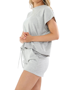 Tenues monochromes aux tons neutres classiques, vêtements urbains sophistiqués, vêtements de sport haute performance - Product Image 4