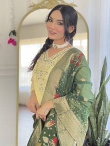ชุดคุर्ติปักลายผ้าวิสโคสชานเดรีสีครีมสำหรับผู้หญิงรุ่นล่าสุด พร้อมกางเกงวิสโคสและผ้าคลุมไหล่พิมพ์ลายปัก - Product Image 6