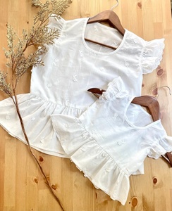 Ensemble de décoration supérieure blanche pur maman & Me, avec dentelle sur manches, petites fleurs, fabriqué avec tissu en coton doux - Product Image 1