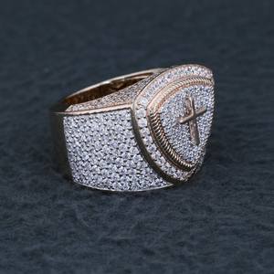 Anillo de Moissanita Iced Cross con banda de cúpula tipo escudo, chapado en oro rosa sobre plata 925, joyería llamativa - Product Image 5