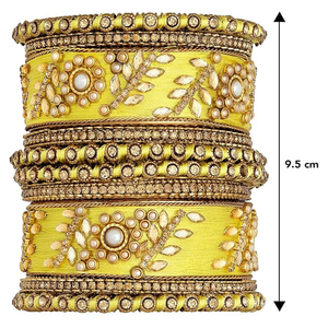 Ensemble de bracelets Chuda ethniques plaqués or, ornés de velours traditionnel et de détails Ghungroo Latkan, pour femmes mariées - Product Image 3