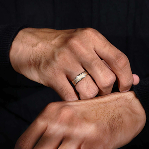 Bague de mariage pour homme en moissanite plaquée or brossé, minimaliste et luxueuse, avec sertissage en canal, idéale pour un anniversaire - Product Image 5