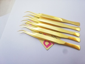 Pince à cils plaquée or en acier inoxydable, pince à logo personnalisé, pince professionnelle courbée en C pour extensions de cils. - Product Image 3