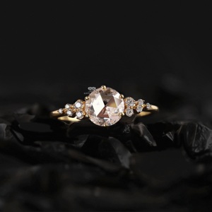 Anillo de compromiso con diamante cultivado en laboratorio de corte redondo y diamantes de acento redondos, engaste Muse, oro de 14K/18K, hecho a mano, anillo nupcial. - Product Image 1