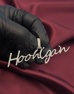 Colgante de Diamante Hooligan Script con Engaste de Canal, Corte Brillante Redondo, Lujoso Amuleto Unisex - Product Image 4