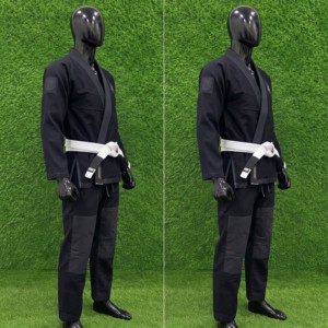 Kimono de BJJ noir pour homme, coupe classique, polyester durable, vêtements d'arts martiaux pour adultes, logo sur la manche gauche - Product Image 1