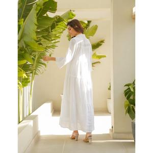 Vestido maxi bohemio de lino y algodón blanco con botones, estilo capas, caída fluida y ajuste relajado para mujer. - Product Image 4