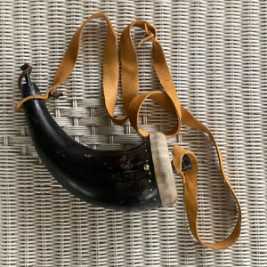 Cuerno de bisonte (Powder Horn) con base de cuerno para tiro, cuerno con correa de cuero, aproximadamente 12”, selección aleatoria - Product Image 1