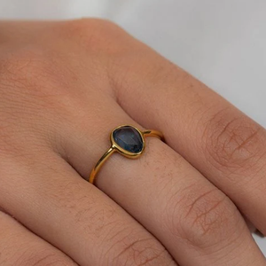 Anillo de Meditación Ovalado de Oro de 18K con Zafiro Azul e Incrustaciones Microinsertadas - Product Image 1
