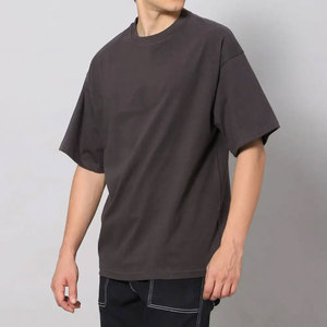เสื้อยืดคอกลมแขนสั้นสีเทาเข้มสำหรับผู้ชายพิมพ์ลายกระบองเพชรทะเลทรายพบฉันใต้ดาวออกแบบสไตล์ลำลอง - Product Image 1