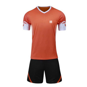 Ensemble d'uniformes de football personnalisables pour hommes – Maillot et short sur mesure pour équipes, ligues, clubs – Durables et légers - Product Image 1