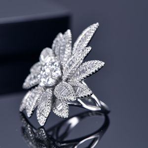 Bague florale en moissanite, bague scintillante en forme de fleur, bijoux élégants pour femmes, cadeau de mariage ou de cocktail - Product Image 4