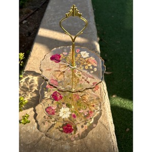 Soporte de Pastel de Dos Niveles de Vidrio con Diseño Floral, Bandeja de Servicio Multicapa Hecha a Mano con Asa de Metal Dorado - Product Image 2