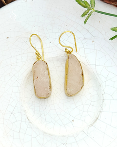 SOUMYA CREATIONS BGE-4 Boucles d'oreilles pour femme en laiton plaqué or vintage, style bohème, avec quartz en forme de goutte d'eau et serti clos - Product Image 1