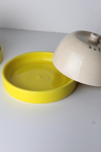 Elegante Mantequillera con Tapa de Cúpula y Detalle de Letras, Base Compacta para Servir, Acabado Liso y Brillante, Almacenamiento de Mantequilla Elegante para la Mesa de Cocina - Product Image 3