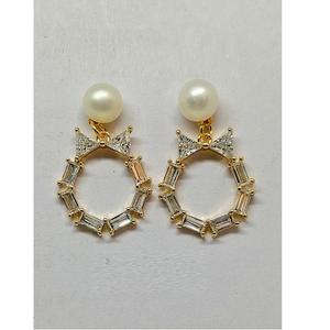 Elegantes Pendientes de Perlas Redondas Blancas con Plata 925, Seguros para Orejas Sensibles, Ideales para Estilo Casual Corporativo y Fiestas - Product Image 1