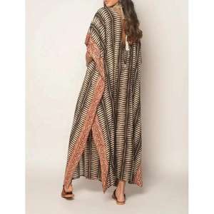 Elegante Vestido Kaftán Maxi Tie-Dye ODM, Mezcla de Tonos Lavanda y Blanco, Patrón Artístico de Ensueño, Silueta Holgada y Fluida - Product Image 5