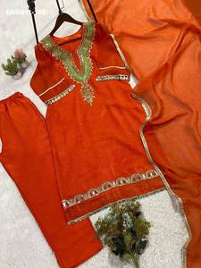 Colección de trajes, pantalones y dupattas con bordados brillantes y efecto espejo, en colores increíbles y nueva variedad, de proveedor de Surat. - Product Image 4