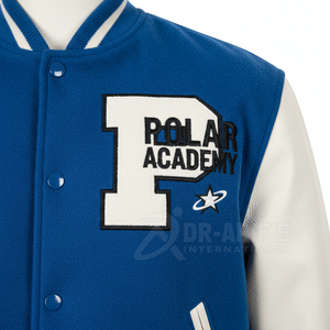Chaqueta Varsity Azul y Blanca para Hombre, con Parches Bordados, Estilo Preppy, Corte Regular, Chaqueta Universitaria para Hombre - Product Image 3