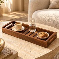 Plateau de service moderne en bois naturel à lattes de qualité supérieure |   Table de réception rectangulaire avec poignées découpées et bord surélevé pour thé, café, collations, mariage