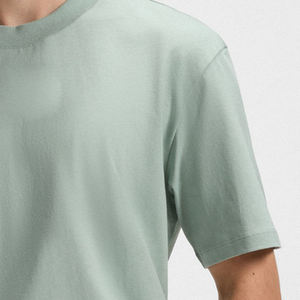 T-shirt basique uni pour homme avec logo personnalisé, en coton écologique, pour un look décontracté et tendance en été. - Product Image 4