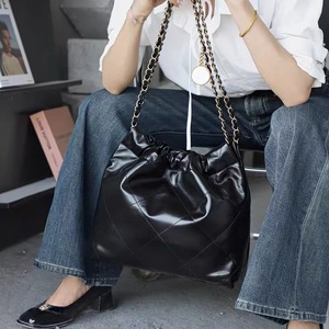 Sac messager matelassé noir en PU avec bandoulière chaîne, fermeture éclair étanche, idéal pour les voyages, pour femme - Product Image 4