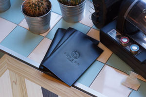 Porte-menu en cuir élégant et luxueux, design pliable, protection pour restaurant, café, hôtel, rechargeable, option de logo personnalisé - Product Image 2