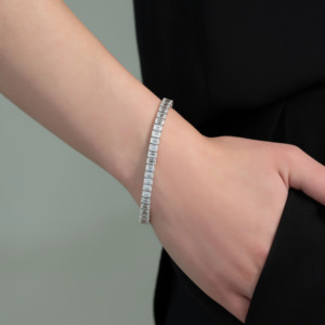 Pulsera de tenis de oro blanco de 10k con diamantes de laboratorio de corte esmeralda, cadena de eslabones con gemas certificadas por IGI, regalo para ella, esmeralda de laboratorio. - Product Image 3