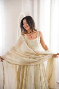 Colección de diseñador en Cosmos Gold con bordados, conjunto de vestido y dupatta completamente cosido, listo para usar. - Product Image 5