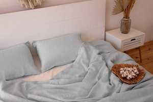 Parure de lit trois pièces gris clair 100 % coton, douce, avec deux taies d'oreiller, idéale pour chambre à coucher et mariages - Product Image 2