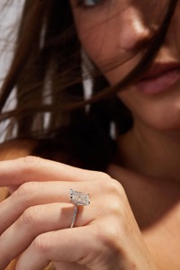 แหวนหมั้นเพชรทรงรัศมี 3.00 กะรัต เพาะเลี้ยงในห้องปฏิบัติการ_ ทองคำขาว 14K ประดับวงแหวนรอบแบบซ่อนเร้น ได้รับการรับรองจาก IGI - Product Image 6